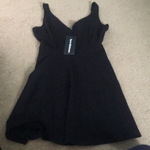 Sarin Matthews black cocktail dress black medium zippered side closure